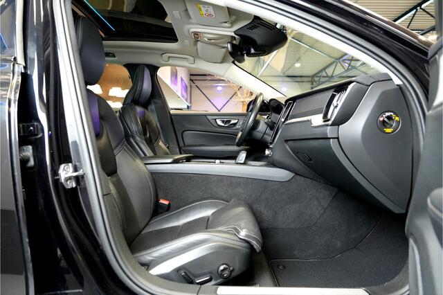 Volvo V60 CROSS COUNTRY 2.0 B5 AWD 185kW/250pk Aut8 Ultimate BOWERS&WILKINS + PANORAMADAK + ADAPT.CRUISE + HEAD-UP + STOELMASSAGE + EL.TREKHAAK + STOELVERWARMING&-KOELING + 360 CAMERA + BLIS + KEYLESS ENTRY&GO + LANE ASSIST + PARKSENSOREN V&A + 19" LM-VELGEN!!