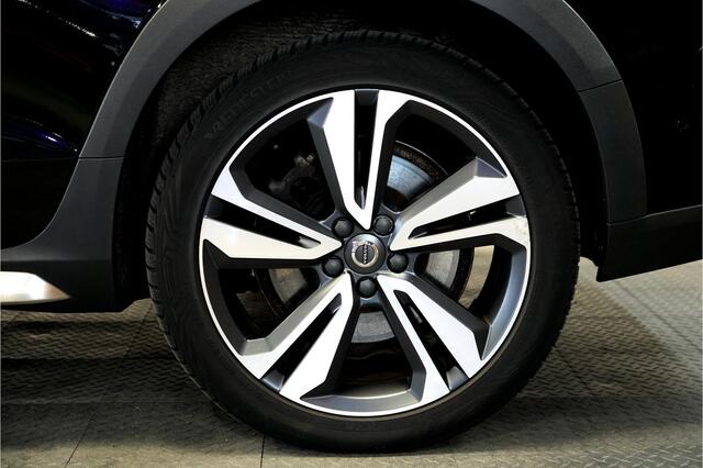 Volvo V60 CROSS COUNTRY 2.0 B5 AWD 185kW/250pk Aut8 Ultimate BOWERS&WILKINS + PANORAMADAK + ADAPT.CRUISE + HEAD-UP + STOELMASSAGE + EL.TREKHAAK + STOELVERWARMING&-KOELING + 360 CAMERA + BLIS + KEYLESS ENTRY&GO + LANE ASSIST + PARKSENSOREN V&A + 19" LM-VELGEN!!