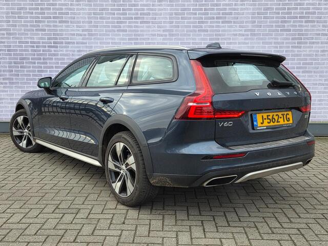 Volvo V60 CROSS COUNTRY 2.0 T5 AWD Pro | Trekhaak | Panoramadak | Head-up Display | Harman Kardon Audio | Parkeerverwarming | 360 Graden Camera | Parkeersensoren | Stoelverwarming voor en achter | Elektrisch Verstelbare Voorstoelen | Cruise Control Adaptief | BLIS