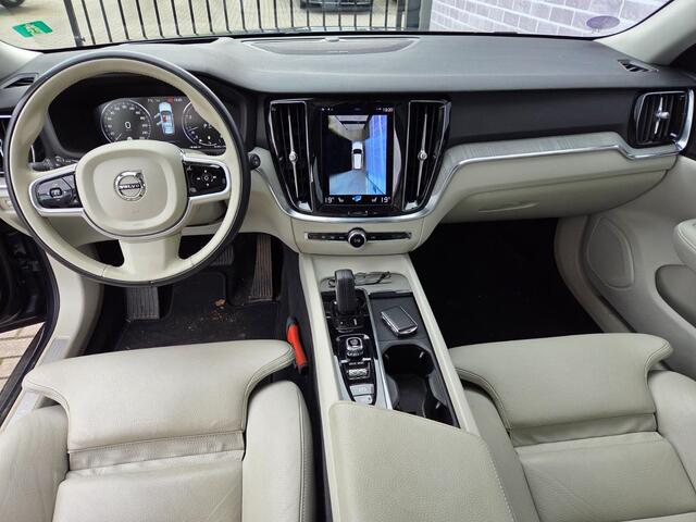 Volvo V60 CROSS COUNTRY 2.0 T5 AWD Pro | Trekhaak | Panoramadak | Head-up Display | Harman Kardon Audio | Parkeerverwarming | 360 Graden Camera | Parkeersensoren | Stoelverwarming voor en achter | Elektrisch Verstelbare Voorstoelen | Cruise Control Adaptief | BLIS