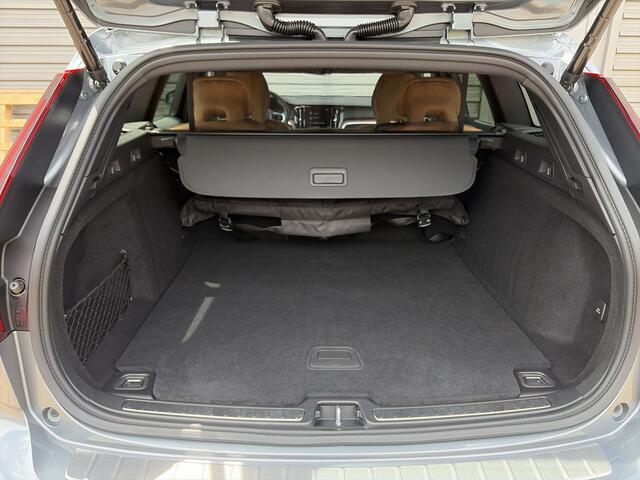 Volvo V60 CROSS COUNTRY B5 AWD / 19" Velgen / Stoel massage / Stoel ventilatie + verwarming / Black pack /