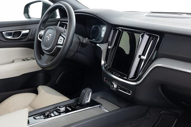 Volvo V60 CROSS COUNTRY 2.0 B5 AWD Ultimate | PANORAMADAK | LEDER .