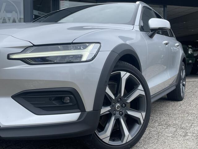 Volvo V60 CROSS COUNTRY 2.0 B5 AWD Pro Pano | HUD | Stoelverw v+a | Trekhaak | Harman/Kardon