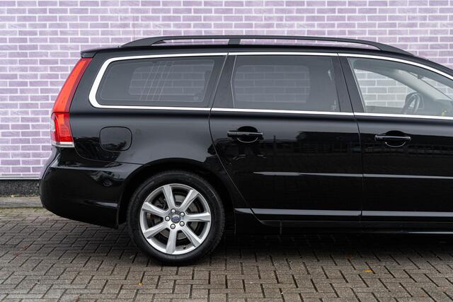 Volvo V70 2.0 T4 Polar | Trekhaak | Lederen bekleding | Bi-xenon koplampen | Standkachel | Navigatie | Stoelverwarming | Niveauregeling | Voorruitverwarming | Climate control | Origineel Nederlandse auto | Cruise control | Volvo On Call | Elektrische achterklep |