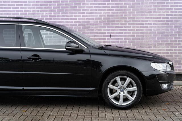 Volvo V70 2.0 T4 Polar | Trekhaak | Lederen bekleding | Bi-xenon koplampen | Standkachel | Navigatie | Stoelverwarming | Niveauregeling | Voorruitverwarming | Climate control | Origineel Nederlandse auto | Cruise control | Volvo On Call | Elektrische achterklep |
