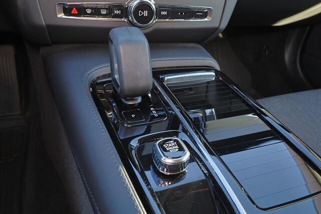 Volvo V90 T6 Recharge AWD Core Bright - LONG RANGE - IntelliSafe Assist & Surround - Adaptieve LED koplampen - Parkeercamera achter - Verwarmde voorstoelen, stuur & achterbank - Parkeersensoren voor & achter - Elektr. inklapbare trekhaak - 18' LMV