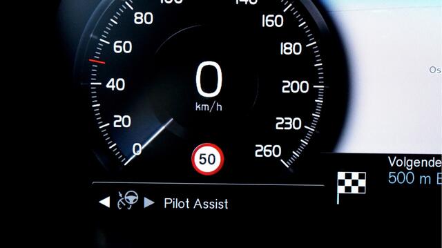 Volvo V90 2.0 T4 140kW/190pk Aut8 R-Design PANORAMADAK + FULL LED HIGH BEAM + NAVI SENSUS + PILOT ASSIST + ADAPT.CRUISE + STOELVERWARMING + LEER/ALCANTARA + LANE ASSIST + KEYLESS ENTRY&GO + ON-CALL + PARKSENSOREN + 19" LM-VELGEN!!