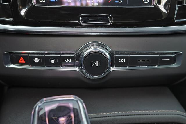 Volvo V90 T8 Recharge AWD Ultra Dark - Panorama/schuifdak - IntelliSafe Assist & Surround - 360º Camera - Harman/Kardon audio - Adaptieve LED koplampen - Verwarmde voorstoelen, stuur & achterbank - Parkeersensoren voor & achter - Elektr. bedienb. voorstoelen met ge