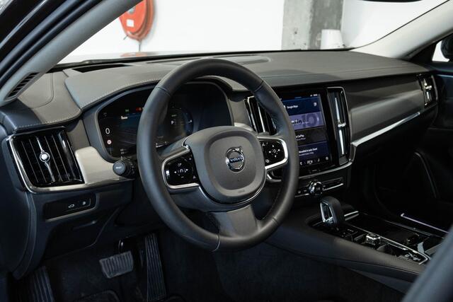 Volvo V90 T6 Plug-in hybrid AWD Ultra Dark | Panoramadak | Semi-Electrische Trekhaak | Verwarmbare voorstoelen+stuurwiel+achterbank | Premium audio by Harman Kardon | Head-up display | 360° Parkeercamera | Parkeersensoren voor + achter