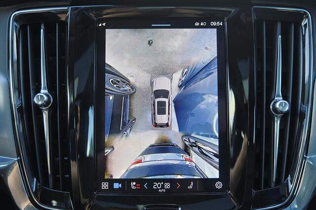 Volvo V90 T6 Recharge AWD Ultra Dark - Panorama/schuifdak - IntelliSafe Assist & Surround - 360º Camera - Harman/Kardon audio - Adaptieve LED koplampen - Verwarmde voorstoelen, stuur & achterbank - Parkeersensoren voor & achter - Elektr. bedienb. voorstoelen met ge