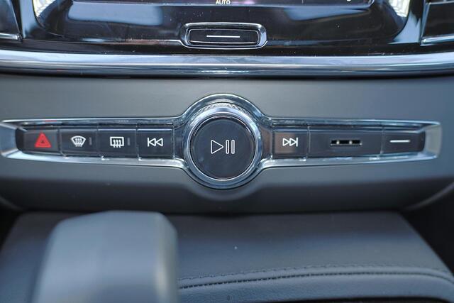 Volvo V90 T6 Recharge AWD Ultra Dark - Panorama/schuifdak - IntelliSafe Assist & Surround - 360º Camera - Harman/Kardon audio - Adaptieve LED koplampen - Verwarmde voorstoelen, stuur & achterbank - Parkeersensoren voor & achter - Elektr. bedienb. voorstoelen met ge