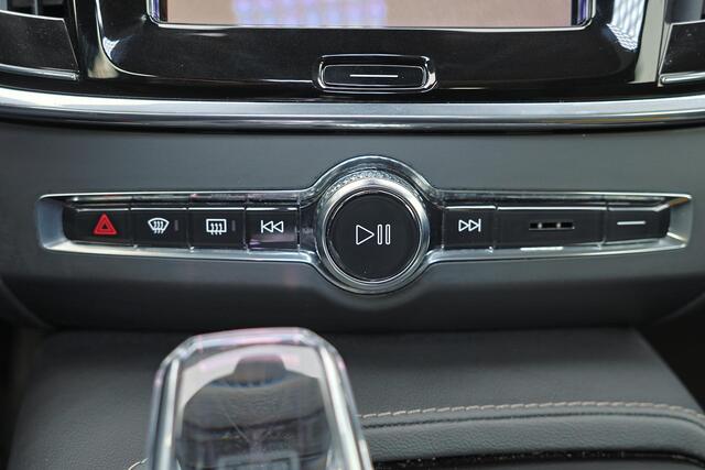 Volvo V90 T8 Recharge AWD Ultra Dark - Luchtvering - Panorama/schuifdak - IntelliSafe Assist & Surround - 360º Camera - Bowers & Wilkins audio - Adaptieve LED koplampen - Verwarmde voorstoelen, stuur & achterbank - Parkeersensoren voor & achter - Elektr. bedienb. v