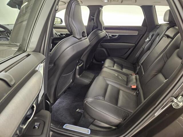 Volvo V90 2.0 T8 Plug-in hybrid AWD Ultra Dark | Gelaagd glas | Trekhaak | Luchtvering | Bowers & Wilkins | Massage | Stoel Koeling | 360° Camera | Adaptieve cruise | Stoel/stuur verwarming |