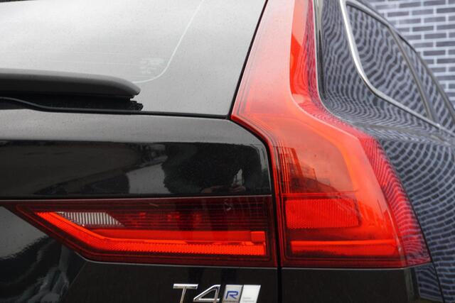 Volvo V90 2.0 T4 Business Sport | Trekhaak | Schuif/kantel Panoramadak | BLIS | Adaptieve cruise control | Pilot assist | Stoel + Stuurverwarming | Leder | Elektrisch verstelbare stoelen |