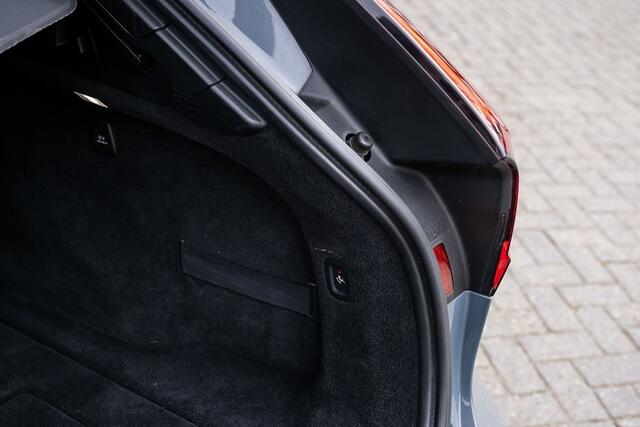 Volvo V90 2.0 B4 R-Design | Panorama | Bowers & Wilkins | Head-Up | 360 Camera | Trekhaak | 20' Inch |