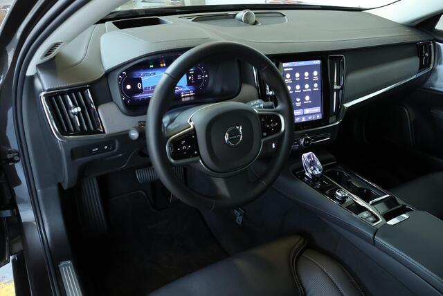 Volvo V90 T8 Plug-in hybrid AWD Ultra Dark | Bowers & Wilkins Premium Audio | Luchtvering | Gelamineerde zijruiten | Semi-Electrische wegklapbare trekhaak | 20" Lichtmetalen velgen | Massage in voorstoelen | Stoelventilatie | Stoelverwarming | 360° Parkeercamera