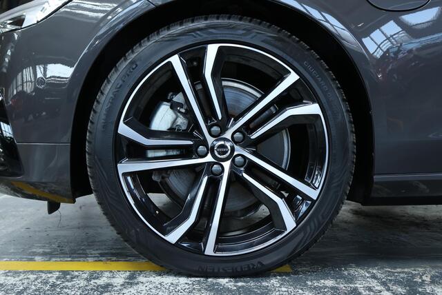 Volvo V90 T8 Plug-in hybrid AWD Ultra Dark | Bowers & Wilkins Premium Audio | Luchtvering | Gelamineerde zijruiten | Semi-Electrische wegklapbare trekhaak | 20" Lichtmetalen velgen | Massage in voorstoelen | Stoelventilatie | Stoelverwarming | 360° Parkeercamera