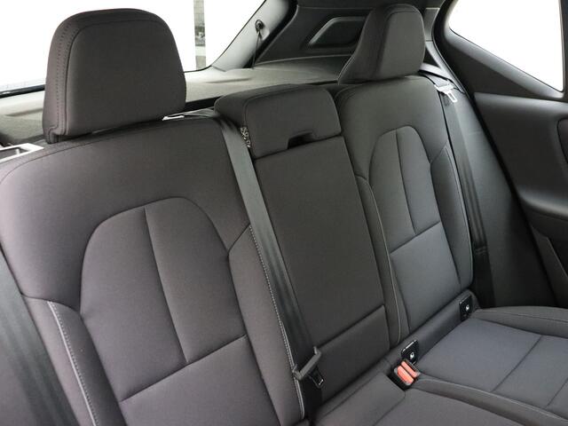 Volvo XC40 Recharge Core 70 kWh / El. Trekhaak / Metallic Lak / Zitting Verlenging / 19'' + All Season banden / PDC + Camera / Lane Keeping Aid /