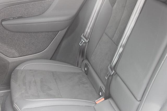 Volvo XC40 B3 177PK Automaat Plus Dark Google infotainment / Draadloos telefoon opladen / Elektrisch bedienbare bestuurdersstoel met geheugen / Adaptieve Cruise Control