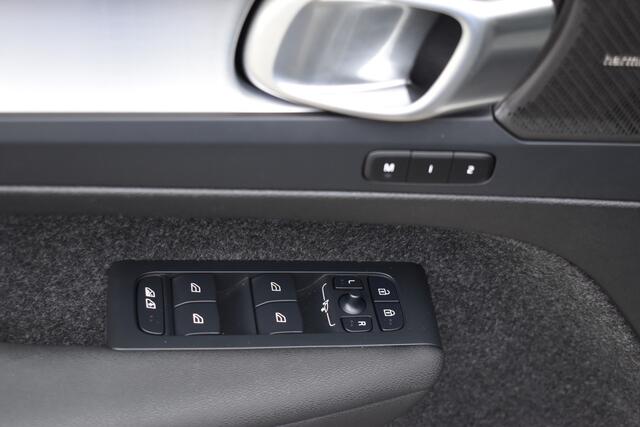 Volvo XC40 2.0 B4 Plus Dark Blis | ACC | Harman&Kardon | keyless |Park Assist | Verwarmbare voorruit | Trekhaak