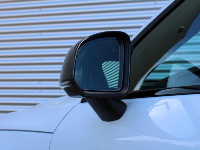 Volvo XC40 2.0 B4 Plus Dark Automaat / Trekhaak / Elektrische Stoelen / Harman Kardon / All-Season Banden / Voorraam verwarmd