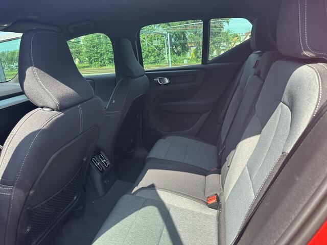 Volvo XC40 T4 Plug-in hybrid Core Bright Nederlandse Auto / Camera achter / Stuur + stoelen verwarmd / Carplay / Keyless entry / Cruise control / Parkeersensoren voor + achter /