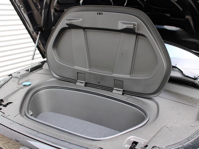 Volvo XC40 Single Motor Extended Range Plus Automaat / Microtech Nubuck bekleding / Trekhaak / All seasonbanden