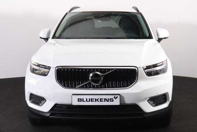 Volvo XC40 T2 Momentum - IntelliSafe Assist & Surround - Parkeercamera achter - Parkeersensoren voor & achter - 17' LMV