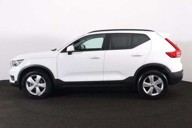 Volvo XC40 T2 Momentum - IntelliSafe Assist & Surround - Parkeercamera achter - Parkeersensoren voor & achter - 17' LMV