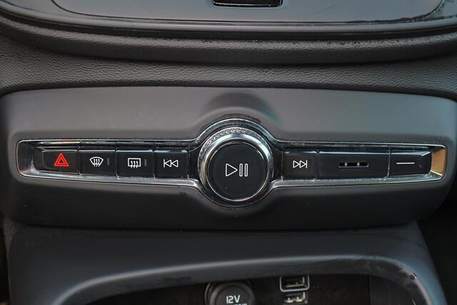 Volvo XC40 T2 Momentum - IntelliSafe Assist & Surround - Parkeercamera achter - Parkeersensoren voor & achter - 17' LMV