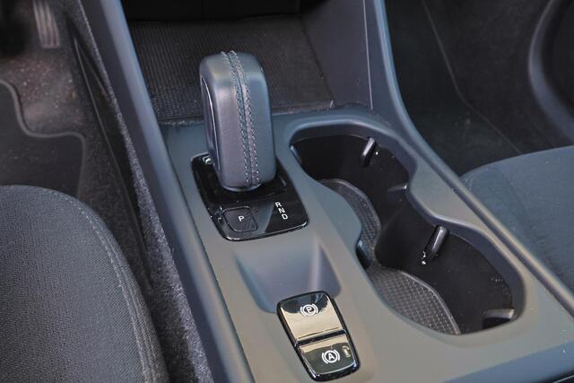 Volvo XC40 T2 Momentum - IntelliSafe Assist & Surround - Parkeercamera achter - Parkeersensoren voor & achter - 17' LMV