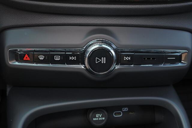 Volvo XC40 B4 Core - IntelliSafe Assist & Surround - 360º Camera - Verwarmde voorstoelen, stuur & achterbank - Parkeersensoren voor & achter - Draadloze tel. lader - Standkachel - Extra getint glas - Elektr. inklapbare trekhaak - 18' LMV