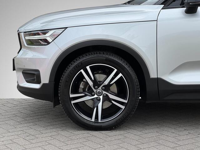 Volvo XC40 2.0 T4 R-Design NL-Auto, Veel Opties! | Trekhaak Uitklapbaar | Panoramadak | Stuur- + Stoelverwarming | Geheugenstoel | Blind Spot | All Season Banden | Rijklaarprijs!