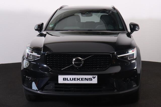 Volvo XC40 B3 Plus Dark - IntelliSafe Assist - Harman/Kardon audio - Parkeercamera achter - Verwarmde voorstoelen & stuur - Parkeersensoren voor & achter - Extra getint glas - Elektr. inklapbare trekhaak - 19' LMV