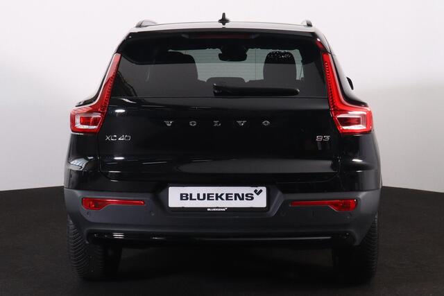 Volvo XC40 B3 Plus Dark - IntelliSafe Assist - Harman/Kardon audio - Parkeercamera achter - Verwarmde voorstoelen & stuur - Parkeersensoren voor & achter - Extra getint glas - Elektr. inklapbare trekhaak - 19' LMV