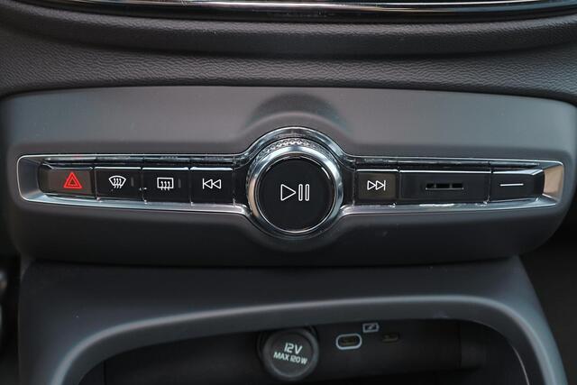 Volvo XC40 B3 Plus Dark - IntelliSafe Assist - Harman/Kardon audio - Parkeercamera achter - Verwarmde voorstoelen & stuur - Parkeersensoren voor & achter - Extra getint glas - Elektr. inklapbare trekhaak - 19' LMV