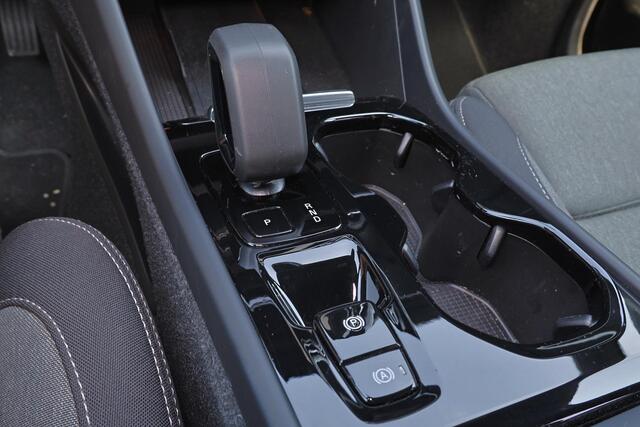 Volvo XC40 B3 Plus Dark - IntelliSafe Assist - Harman/Kardon audio - Parkeercamera achter - Verwarmde voorstoelen & stuur - Parkeersensoren voor & achter - Extra getint glas - Elektr. inklapbare trekhaak - 19' LMV