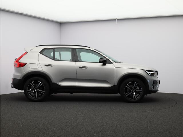 Volvo XC40 2.0 B4 Plus Dark / Trekhaak / Stoel+stuur+voorruitverwarming