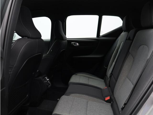 Volvo XC40 2.0 B4 Plus Dark / Trekhaak / Stoel+stuur+voorruitverwarming