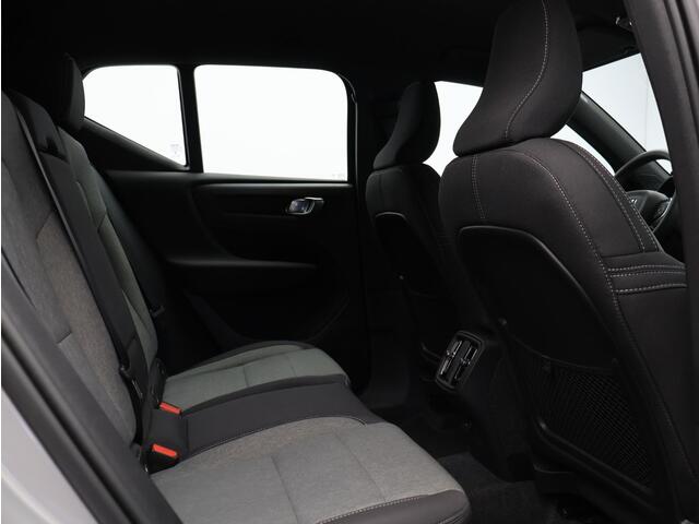 Volvo XC40 2.0 B4 Plus Dark / Trekhaak / Stoel+stuur+voorruitverwarming