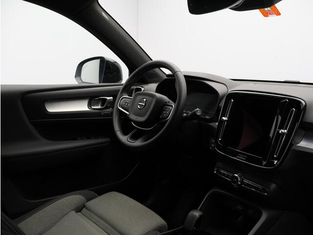Volvo XC40 2.0 B4 Plus Dark / Trekhaak / Harman Kardon / Stoel + stuurverwarming / Elek. verstelbare stoelen / Adapt. cruise control / BLIS / Verwarmbare voorruit