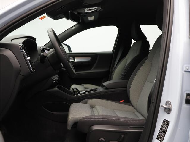 Volvo XC40 2.0 B4 Plus Dark / Trekhaak / Harman Kardon / Stoel + stuurverwarming / Elek. verstelbare stoelen / Adapt. cruise control / BLIS / Verwarmbare voorruit