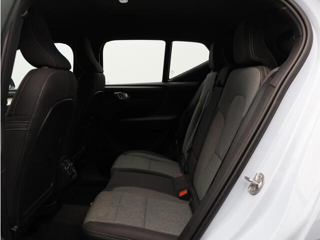 Volvo XC40 2.0 B4 Plus Dark / Trekhaak / Harman Kardon / Stoel + stuurverwarming / Elek. verstelbare stoelen / Adapt. cruise control / BLIS / Verwarmbare voorruit