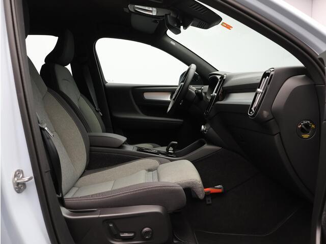 Volvo XC40 2.0 B4 Plus Dark / Trekhaak / Harman Kardon / Stoel + stuurverwarming / Elek. verstelbare stoelen / Adapt. cruise control / BLIS / Verwarmbare voorruit