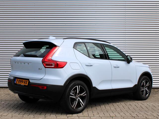 Volvo XC40 2.0 B4 Plus Dark Automaat / All seasonbanden / Trekhaak / Verwarmd voorruit