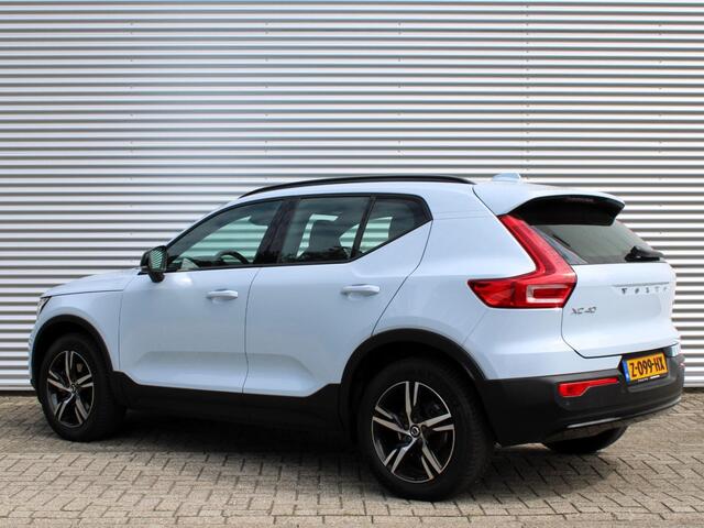 Volvo XC40 2.0 B4 Plus Dark Automaat / All seasonbanden / Trekhaak / Verwarmd voorruit