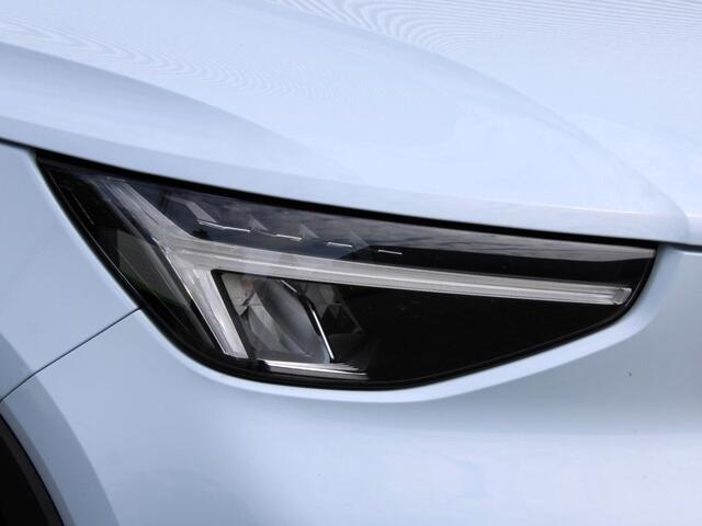 Volvo XC40 2.0 B4 Plus Dark Automaat / All seasonbanden / Trekhaak / Verwarmd voorruit