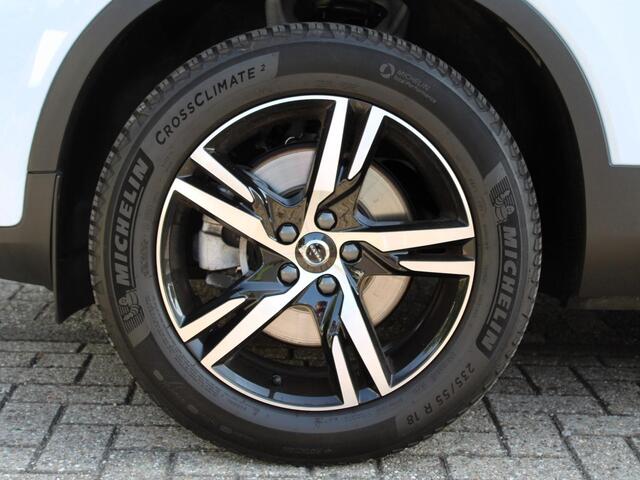 Volvo XC40 2.0 B4 Plus Dark Automaat / All seasonbanden / Trekhaak / Verwarmd voorruit