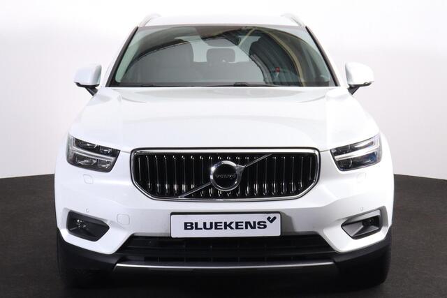 Volvo XC40 T5 Recharge R-Design - IntelliSafe Assist - Adaptieve LED koplampen - Parkeercamera achter - Verwarmde voorstoelen & stuur - Parkeersensoren voor & achter - Draadloze tel. lader - Extra getint glas - Elektr. inklapbare trekhaak - 19' LMV