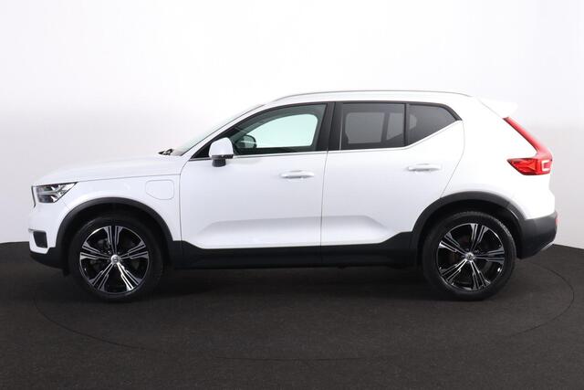 Volvo XC40 T5 Recharge R-Design - IntelliSafe Assist - Adaptieve LED koplampen - Parkeercamera achter - Verwarmde voorstoelen & stuur - Parkeersensoren voor & achter - Draadloze tel. lader - Extra getint glas - Elektr. inklapbare trekhaak - 19' LMV